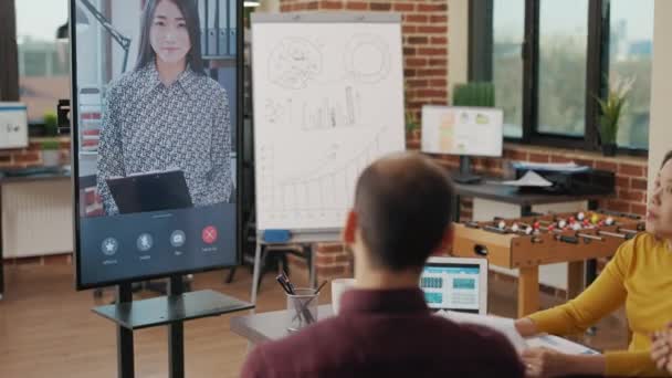 Diverse team bijwonen van zakelijke bijeenkomst op video conferentie — Stockvideo