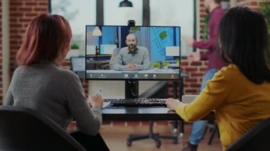 Video görüşmesi için aday seçen bir grup insan.