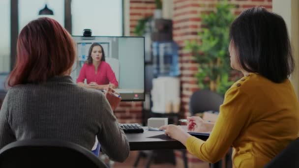 Compañeros entrevistando a candidato para solicitud de empleo en videoconferencia — Vídeos de Stock