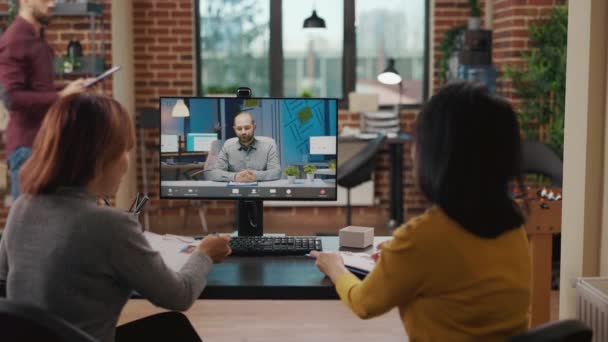 Équipe de collègues rencontre avec l'homme sur appel vidéo en ligne — Video