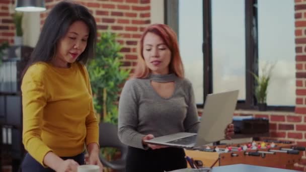 Gente de negocios haciendo trabajo en equipo en la oficina de startups — Vídeos de Stock