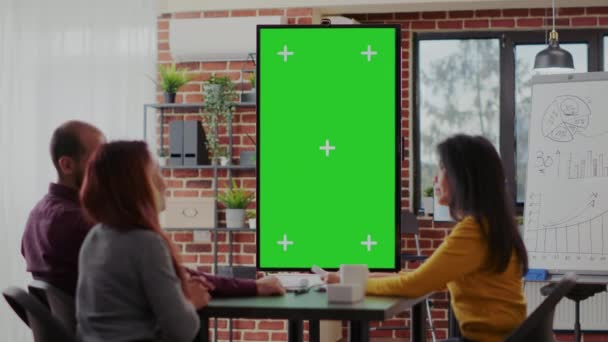 Zaměstnanci používající zelenou obrazovku na monitoru svisle v zasedací místnosti — Stock video