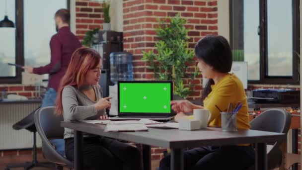 オフィスでコンピュータ上の緑の画面を分析するアジアの女性 — ストック動画