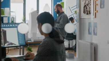 Şehir projesini planlamak için bina modeli ve planlarıyla çalışan insan mühendisi