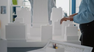 Bina modeli ve planlı kadınları masaya yakın tutun.