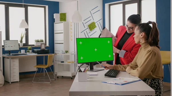 Yeşil ekranda çalışan iş adamları