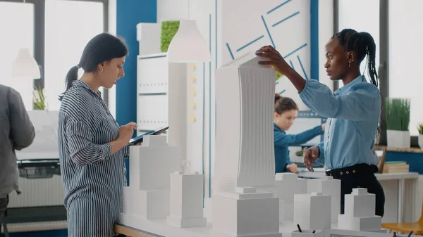 Mujeres usando tableta digital para diseñar modelo de edificio para la construcción urbana en la oficina de arquitectura — Foto de Stock