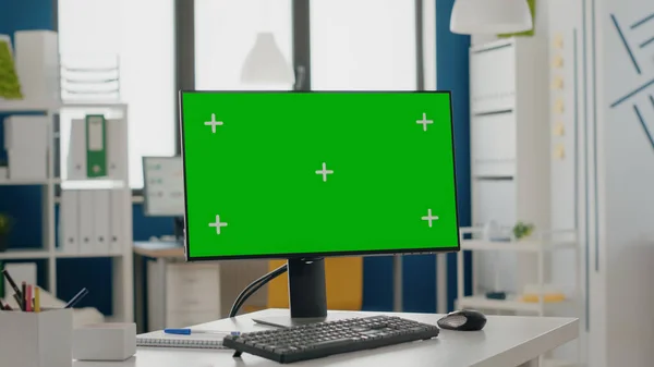 Primo piano dello schermo verde sul computer in ufficio vuoto — Foto Stock