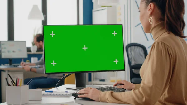 Close up de mulher usando computador com tela verde isolada — Fotografia de Stock