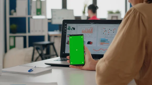 Close-up van vrouw verticaal houden smartphone met groen scherm — Stockfoto