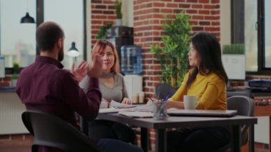 İş arkadaşları motivasyonlu kadınları alkışlıyor ve destekliyor
