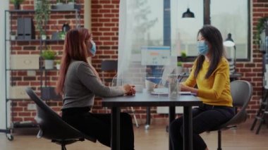 Aday iş yerindeki iş görüşmesi başvurusuna katılıyor