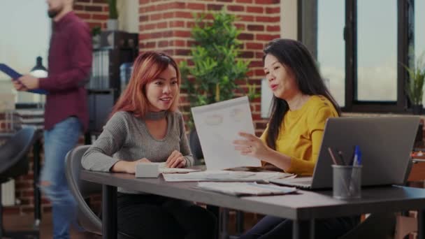 Рабочие, изучающие документы с помощью инвестиционных карт — стоковое видео
