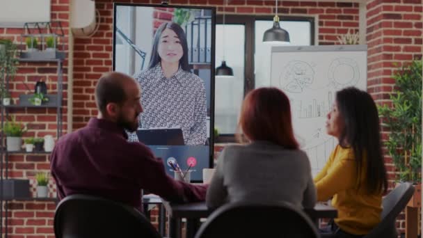 Grupp av medarbetare som använder videosamtal kommunikation i styrelserummet — Stockvideo