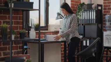 Kovulduktan sonra ofis eşyalarını toplayan kişi