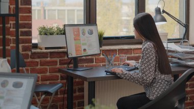 Girişimci bilgisayarla iş büyümesi üzerinde çalışıyor