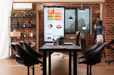 Yönetim toplantısında modern tasarıma sahip boş başlangıç ofisi