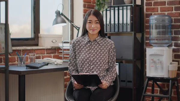 POV affärskvinna talar om videosamtal på kontoret — Stockfoto