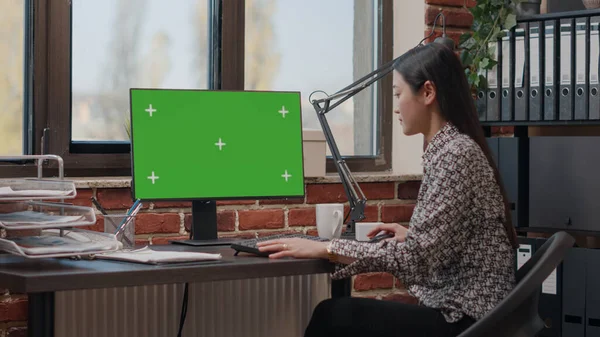 Persona che utilizza il computer con schermo verde in ufficio — Foto Stock