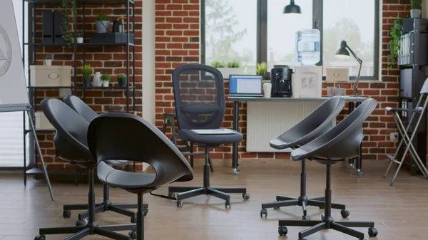 Personne au bureau décoré avec des chaises en cercle pour aa thérapie de réunion avec un groupe de personnes — Photo