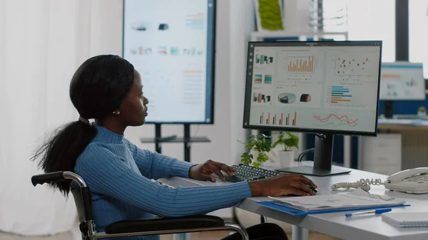 Bilgisayarda çalışan geçersiz yönetici kadın veri aktarımını gösteriyor — Stok fotoğraf