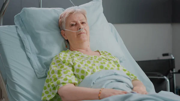 病棟のベッドに寝そべっている先輩女性の肖像 — ストック写真
