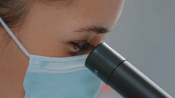 Biologe mit Gesichtsmaske mit mikroskopischer Linse auf Chemie-Werkzeug — Stockfoto