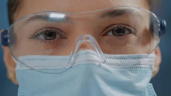 고글 과 마스크를 쓰고 있는 실험실 근로자 — 스톡 사진