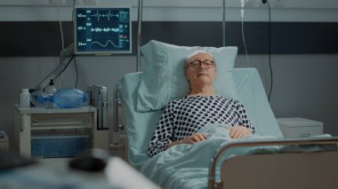 Hastane koğuşundaki hasta tıbbi birimde yatakta uyuyor.