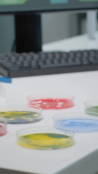 Microbiologia capsule di Petri con sostanza organica in laboratorio — Foto Stock