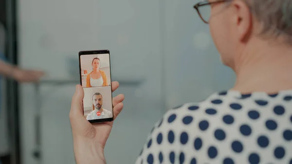 Zieke patiënt praten op video met familieleden — Stockfoto