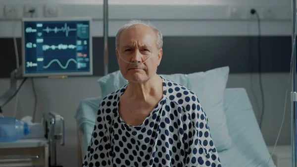Portret van oudere patiënt met staande neuszuurstofbuis — Stockfoto