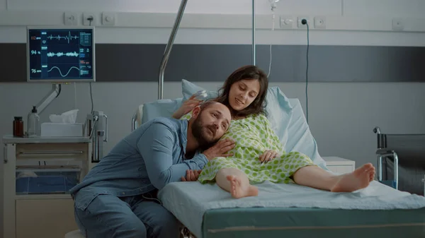 Uomini e donne caucasici in attesa di un bambino nel reparto ospedaliero — Foto Stock