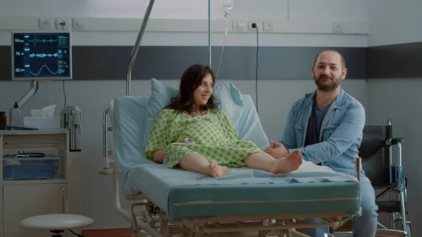 若いですカップル予想赤ちゃんで病院病棟クリニック — ストック写真