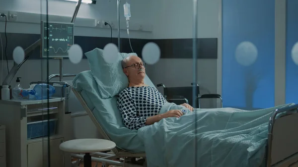 병원 병실 침대에서 자고 있는 병든 환자 — 스톡 사진