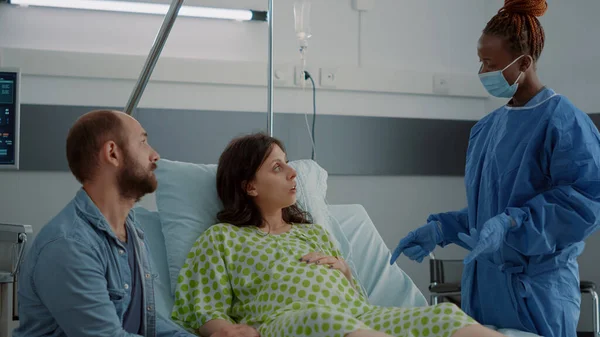 病院病棟で赤ちゃんを期待している白人の家族 — ストック写真