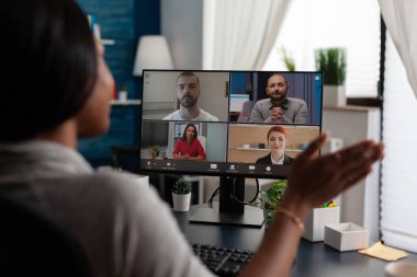 Girişimci iş yapmak için iş arkadaşlarıyla görüntülü konuşma kullanıyor