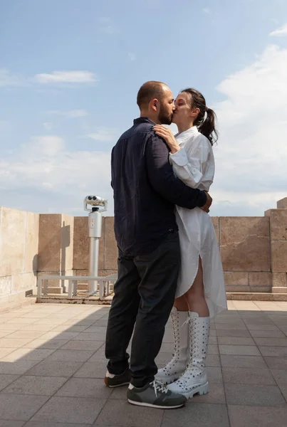 Романтична пара цілується на терасі вежі святкування річниці відносин — стокове фото