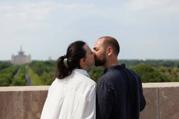 Одружена романтична пара цілується на будівельній вежі, святкуючи річницю відносин — стокове фото