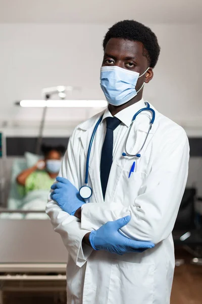 Retrato de médico praticante afro-americano com máscara protetora — Fotografia de Stock