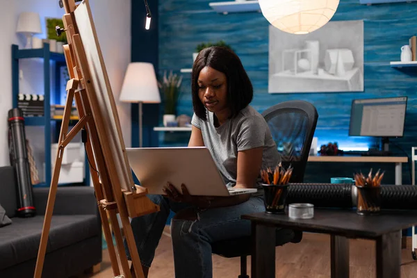 Young artist holding laptop looking at draw inspiration — Foto Stock