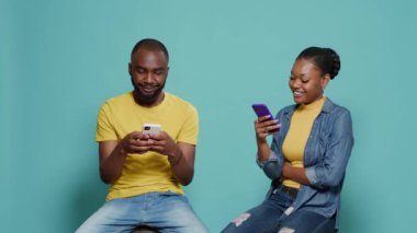 Modern insanlar arıyor, akıllı telefon ekranı kullanıyor ve teknolojiyi eğlenmek için kullanıyor.