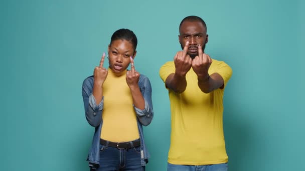 Pareja afroamericana mostrando grosero dedo medio delante de la cámara — Vídeo de stock