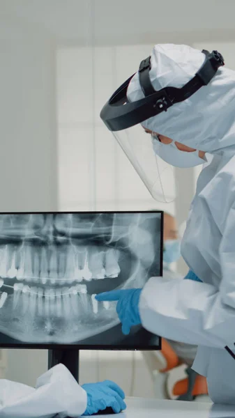 Professional stomatologist looking at teeth animation on screen — Stock Photo, Image