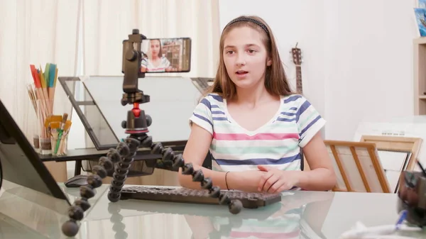 Retrato de jovem adolescente sentado à mesa gravação on-line vlog tutorial — Fotografia de Stock