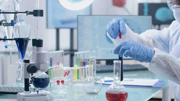 Investigador científico que trabaja con tubo de ensayo médico analizando líquido verde —  Fotos de Stock