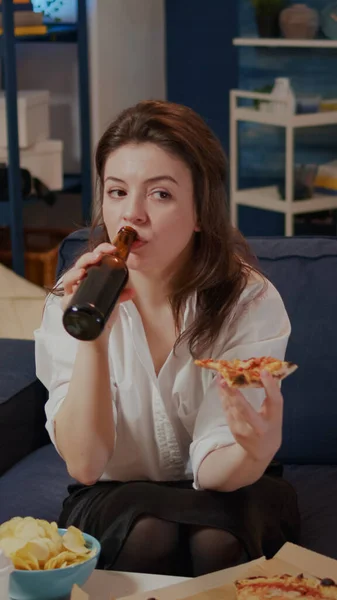 Adulto joven bebiendo cerveza de botella en la sala de estar — Foto de Stock