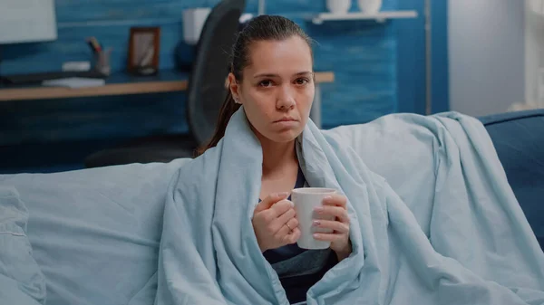 Bir fincan çayı battaniyeye sarmış hasta bir kadının portresi. — Stok fotoğraf