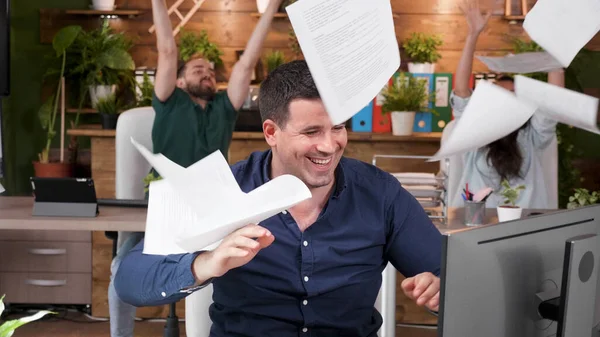 Succès heureux gens d'affaires jetant la paperasserie de marketing dans l'air après avoir terminé le projet de gestion — Photo
