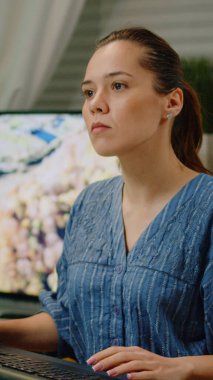 Model oluşturmak için dokunmatik ekran kullanan kadın mimar